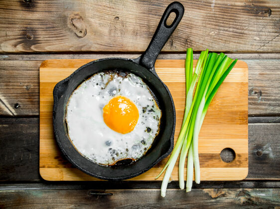 胆固醇煎蛋板上放葱新鲜蛋白质美食