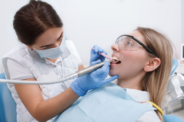 诊所在她的诊所工作的专业牙医 治疗女性患者的牙齿健康保健病人