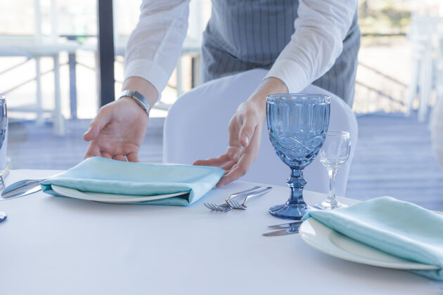 正式餐厅服务员为婚礼提供一张桌子餐饮菜肴管家