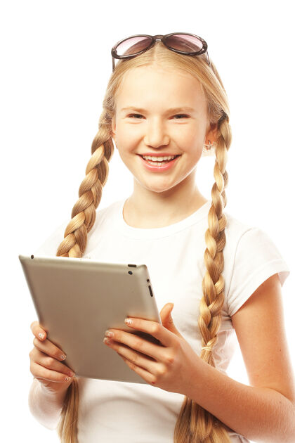 可爱带着平板电脑的漂亮小女孩pc隔离在白色上童年肖像无线