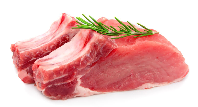 里脊新鲜的生肉和迷迭香在白色肉牛肉猪肉