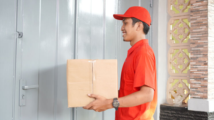 签字送货员把箱子送到顾客家门口箱子人员办公室