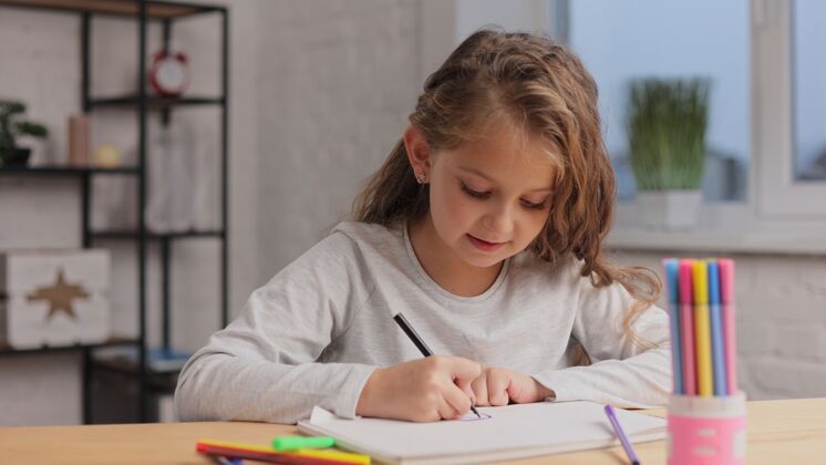 想象小女孩用毛笔在白纸上画画相册.播放独自一人 在家里进行创造性的艺术活动想法童年生活方式