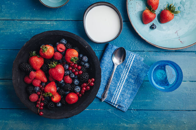 蓝莓健康的早餐吃新鲜的生浆果和水果甜味草莓木材