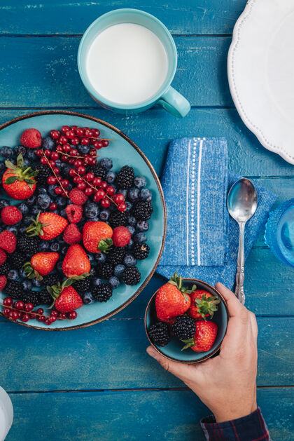 抗氧化剂健康的早餐吃新鲜的浆果和水果红色草莓分类
