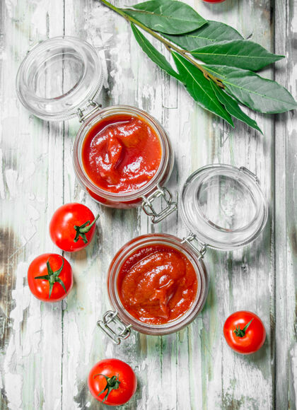 礼服番茄酱在一个罐子里 里面有月桂叶和番茄意大利有机健康