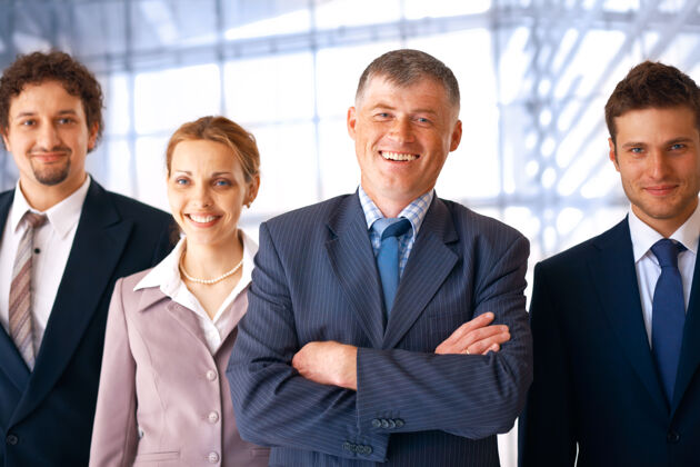 合作一群微笑自信的商务人士和他们的领导在办公室成人成就伙伴关系