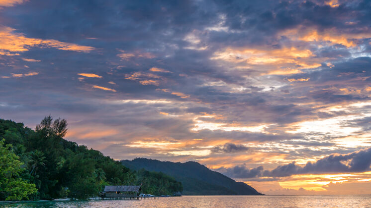 冒险日落的天空在克里蒙苏尔 西巴布亚 拉贾安帕特 印度尼西亚印度尼西亚民族树木