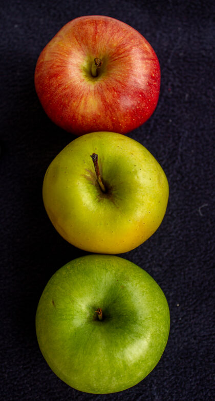 创意三个苹果 一个是绿色的 两个是红色和黄色的工艺诱惑新鲜