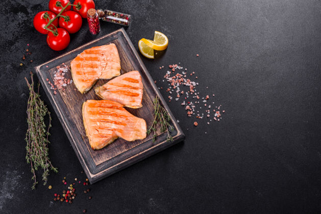 新鲜美味的新鲜红鱼北极焦烤在一个烤架来源欧米茄 健康食品胡椒健康红色