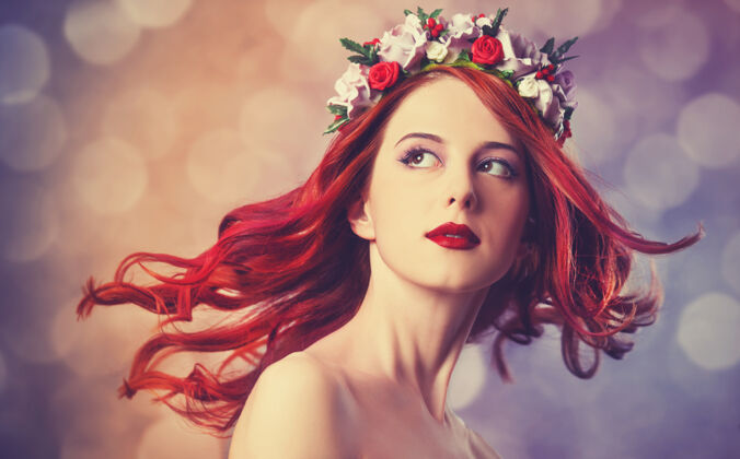 青少年漂亮的红发女人戴着花环身体护理皮肤护理开花