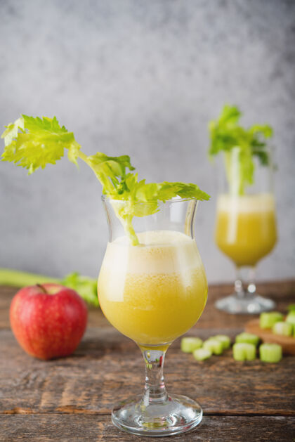 排毒新鲜果汁苹果和芹菜在一个透明的玻璃 素食 清洁食品的概念饮料能源水果
