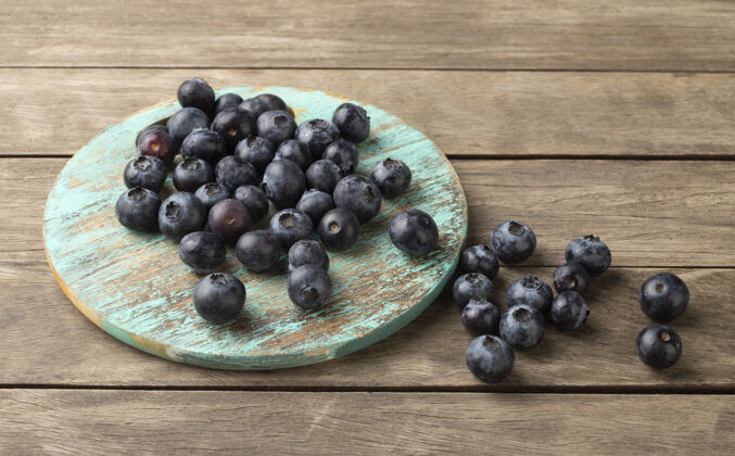 木材蓝莓放在木板上 放在木桌上营养浆果成熟的