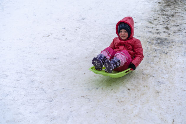 雪橇一个小女孩在冬天骑雪橇幻灯片.winter假期游戏快乐一月