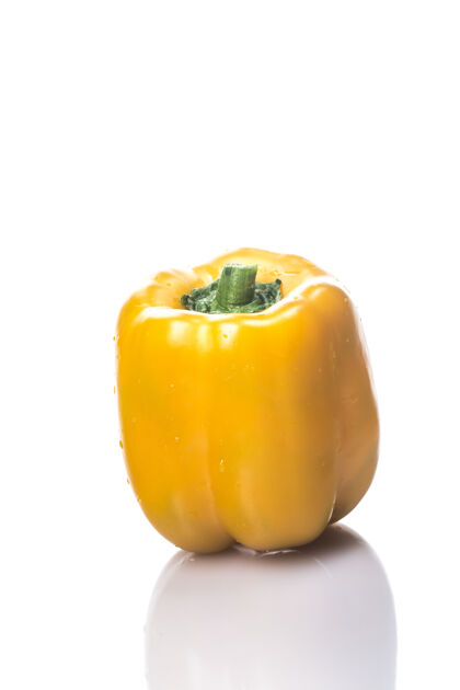 整个黄色的甜椒孤立在白色背景上特写配料黄色