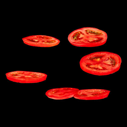 新鲜飞行番茄切片红色的西红柿和黑色的西红柿分开空气中漂浮着轻浮的蔬菜飞落切片