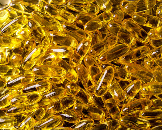 药丸鱼油 软胶囊 欧米茄 补充胶囊隔离在白色表面 健康的产品概念向上必要的油