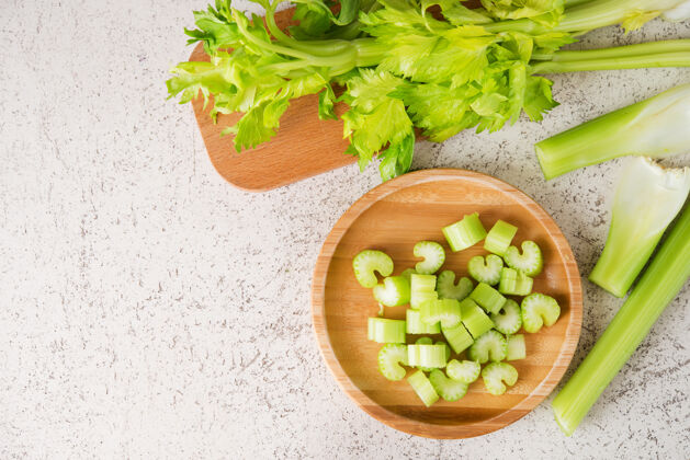 切片新鲜的芹菜茎切成块用于烹饪 俯视图食品小吃营养