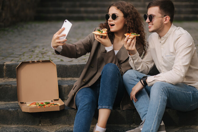 咖啡年轻的博客写手拿着一片比萨饼自拍意大利检疫乐趣
