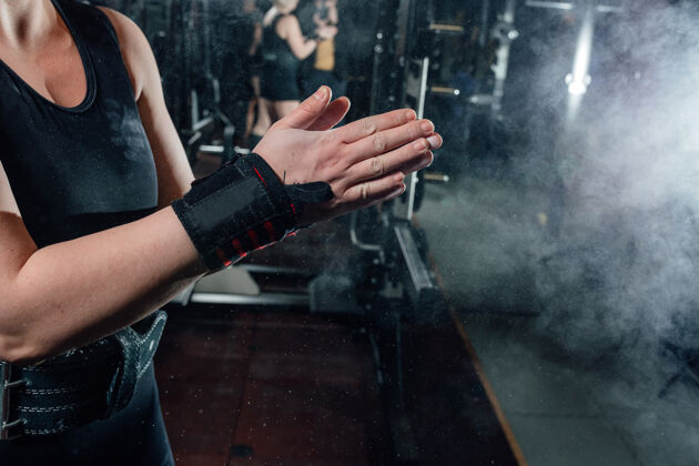 能量年轻的女运动员准备双手用运动器材进行艰苦的训练运动员努力年轻