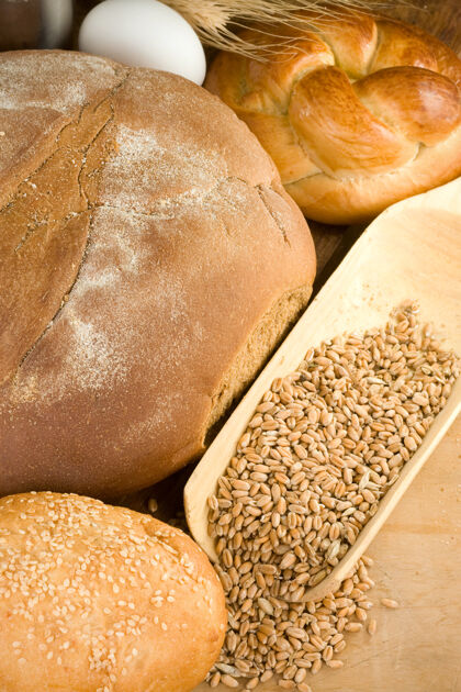 食品烘焙产品和小麦纹理木质面包堆烤