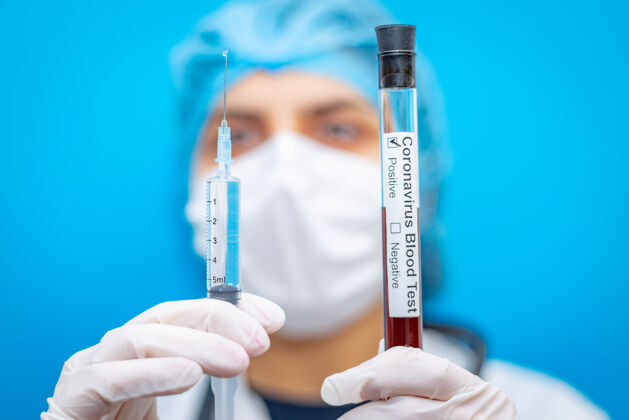 科学家医学实验室血液试管和注射器在一个年轻的病毒学家女医生手中流行病传播Dna