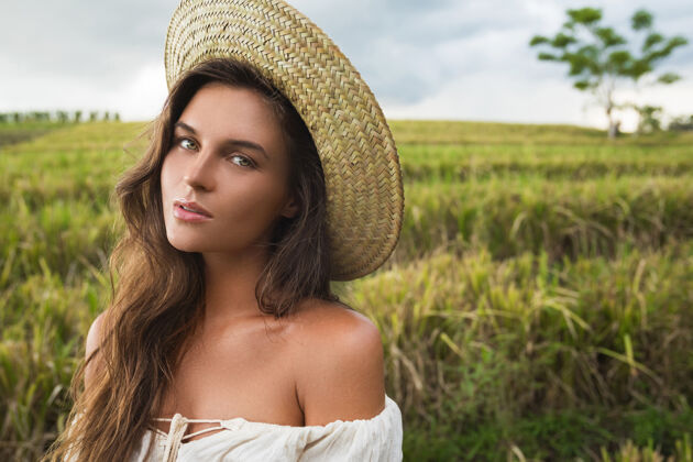 爱稻田里戴草帽的年轻可爱女子的画像田野热带晒黑