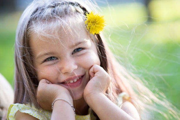 女学生快乐美丽的小女孩在户外微笑 享受温暖阳光的夏日小学情绪美丽