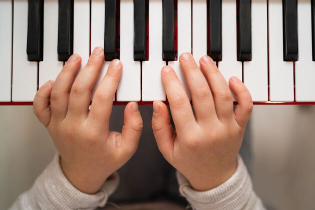 肖像有创造力的孩子玩游戏合成器小学习弹钢琴的女孩一起女孩女性