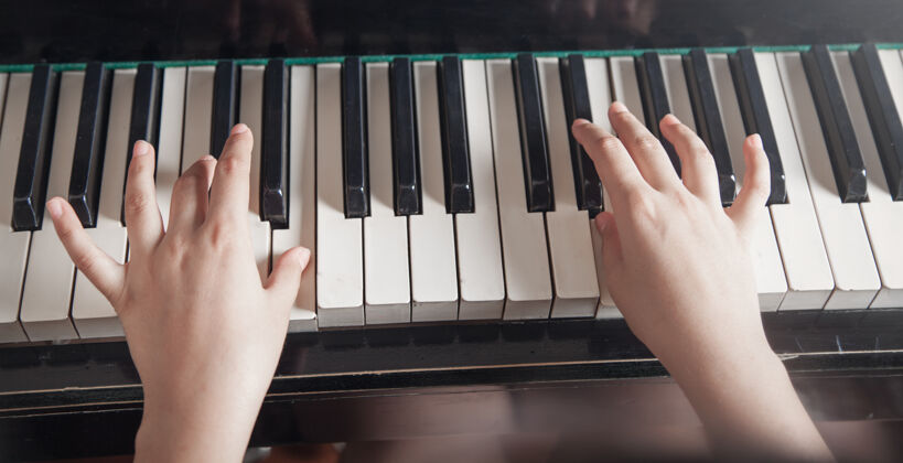 音乐白人女孩玩钢琴音乐!音乐 人 手 教育 女孩 学生 人 学习 钢琴 演奏 键盘 古典 年轻 表演 技能 音乐家 爱好 乐器 旋律 钢琴家