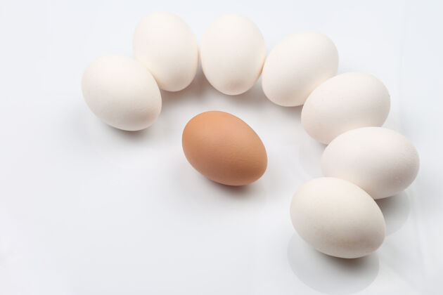 滋补的白色背景的鸡蛋天然生的鸡蛋