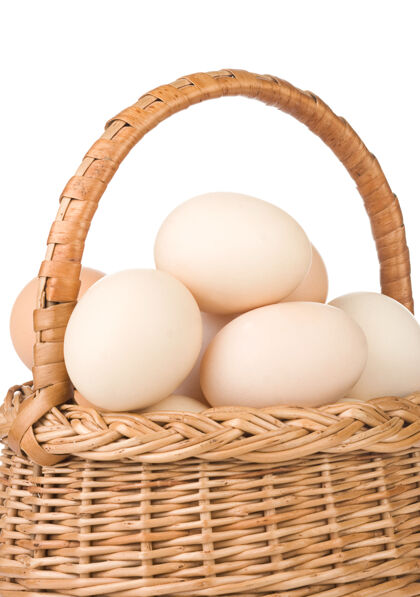 生的鸡蛋和篮子都是白色的鸡蛋柳条食物