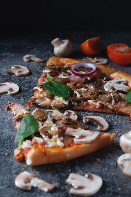 比萨饼传统的自制意大利披萨面团美食可口