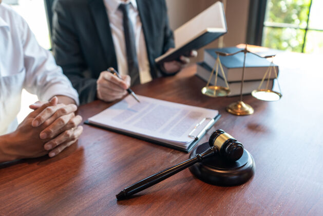 客户男性公证律师或法官咨询或讨论合同文件律师立法客户