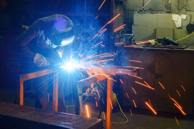 工业焊工连接金属零件一种使用半自动焊接的工艺防护制造研磨