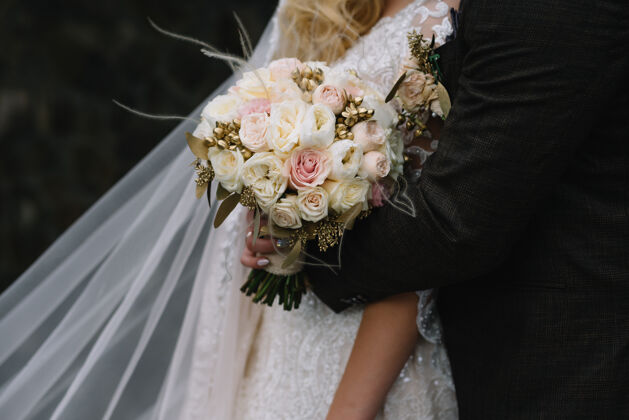 新娘新娘身穿白色婚纱 手拿花束可爱美丽优雅