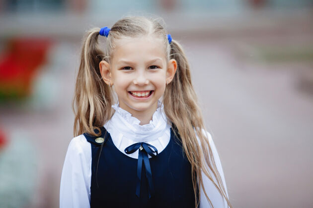 童年穿着制服 扎着马尾辫的可爱少女 微笑着 对着镜头摆姿势欢呼辫子学生