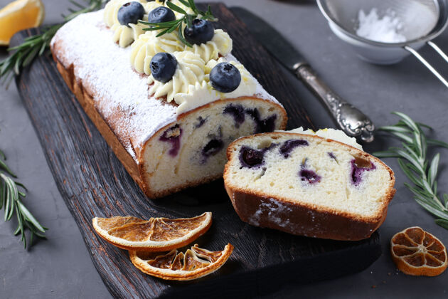 美味用柠檬和蓝莓装饰的饼干奶油做自制蛋糕奶油烹饪蛋糕