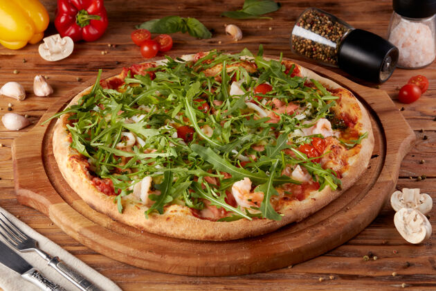 鲑鱼披萨 经典意大利披萨的变种 木制背景沙司面包皮食物