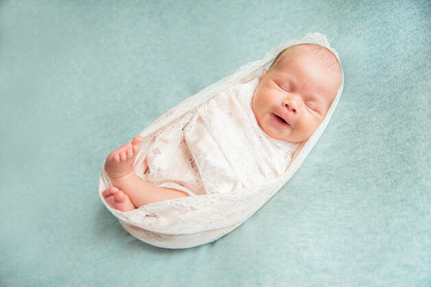 模糊刚出生的女婴裹在茧里睡觉打呵欠蕾丝小有趣