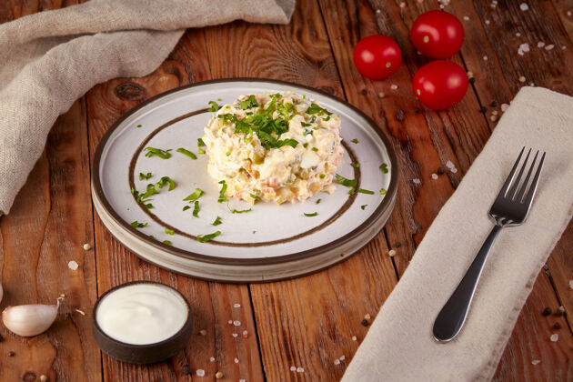 晚餐俄罗斯传统沙拉奥利弗与肉和蔬菜的木制背景一餐传统蔬菜