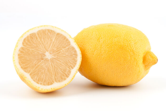 剪辑白色背景上的一整半个柠檬没有人自然酸