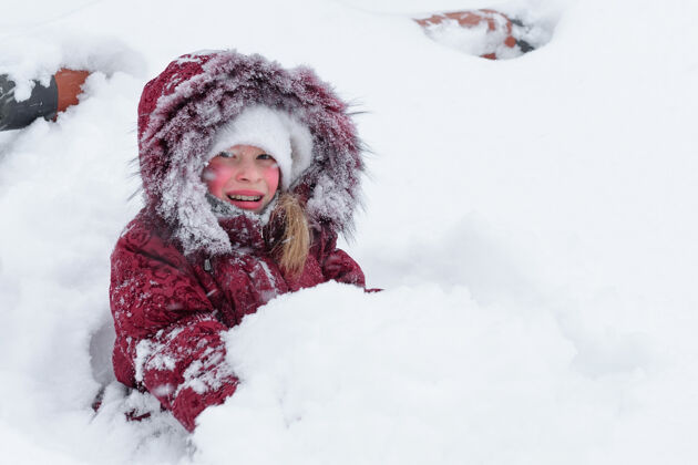 小温特女孩在雪地里玩雪生活方式小可爱