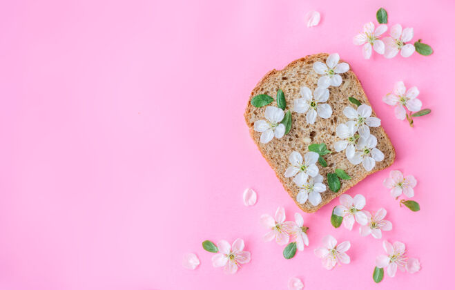 自制一块面包 上面有粉红色的花背景.spring背景早餐有机宏