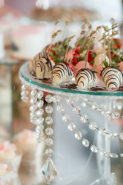 糕点牛奶草莓巧克力 草莓在一个装饰着水晶的玻璃架上珠子精致婚礼甜点素食者甜点粉色甜点草莓