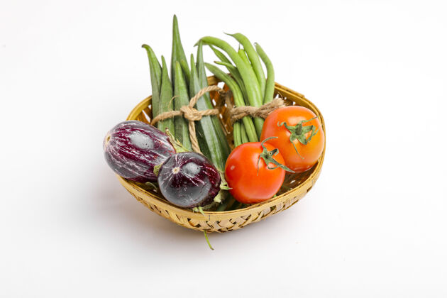 品种把生蔬菜放在白色背景的木碗里搅拌玉米什锦素食者