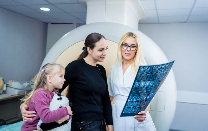 疾病放射科医生和病人一起检查核磁共振扫描实验室大脑Mri