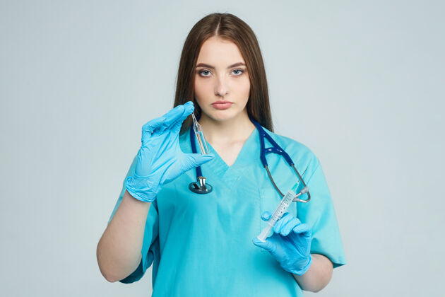 年轻女医生手里拿着安瓿和注射器专业安瓿女性