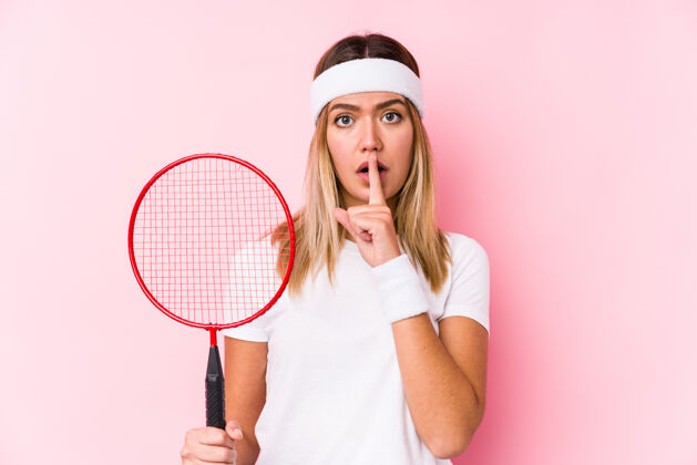 接受打羽毛球的年轻女子 保守秘密或要求沉默游戏秘密运动