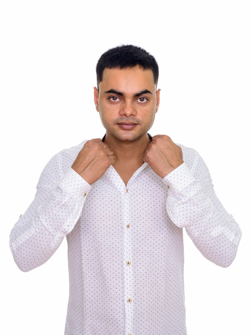 镜头年轻帅气的印度男人调整衣领隔离于白色空间印度人调整准备